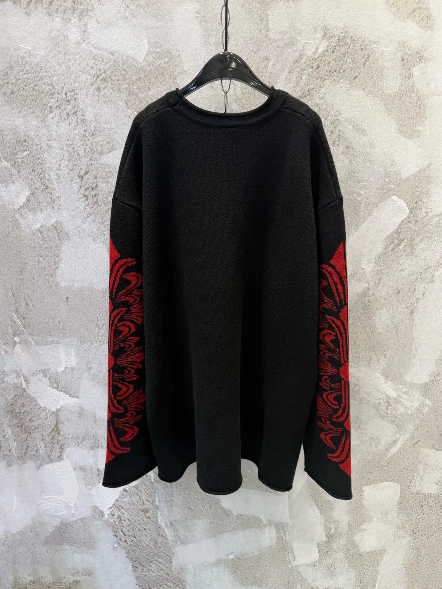 P500 Chrome Hearts/25FW wool patent leather sweater with heavy production (the only correct version on the market, patent leather lambskin, hand-stitched) The main body fabric is made of custom-woven and dyed cashmere blended yarn, 12-needle imported machine sesame base jacquard, which takes nearly 200 minutes. The chest cross leather is genuine patent leather sheepskin. The cross sheepskins are all hand-sewn. The labor cost is extremely high. Size SIZE: S M L
